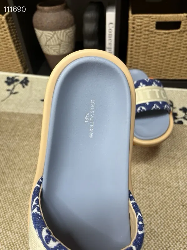 P320💰[New model] Long-term availability, 2025 new model, couple model [LOUlS VUlTTON] comes with drawer box, bag, card, invoice "Louis Vuitton ~ unique modern sandals. 》LV counter purchasing 🏃Men's and women's casual slippers, sold at the same time at the counter, the original old flower material upper is soft and comfortable, (refuses to discolor and rub the feet) sole: original factory special combination original sole, code number: 35--46 4 multiple colors 🉑️ to choose from